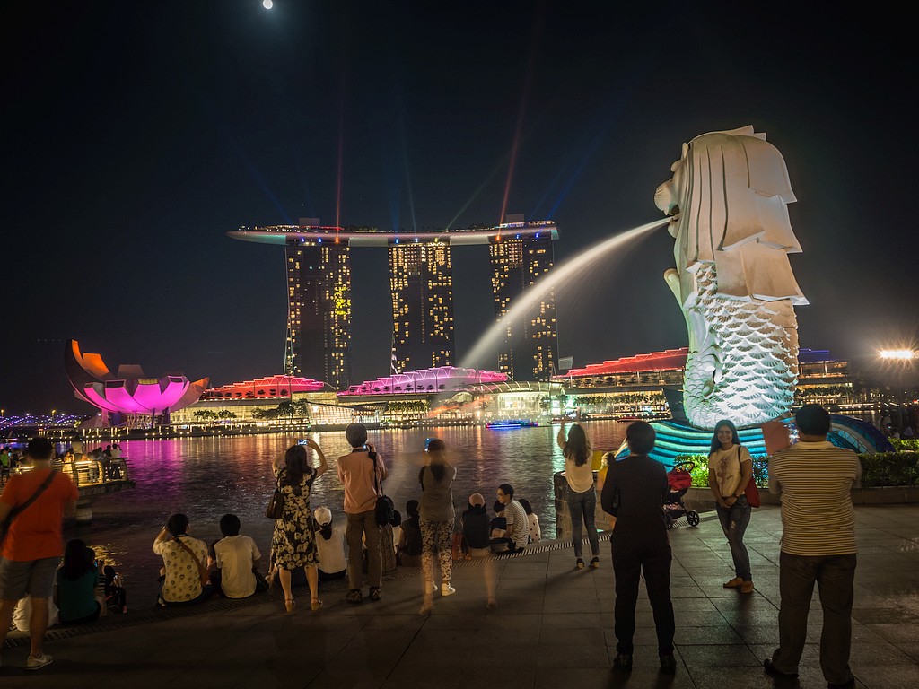predstava Wonder Full ob kipu Merlion, simbolu Singapurja